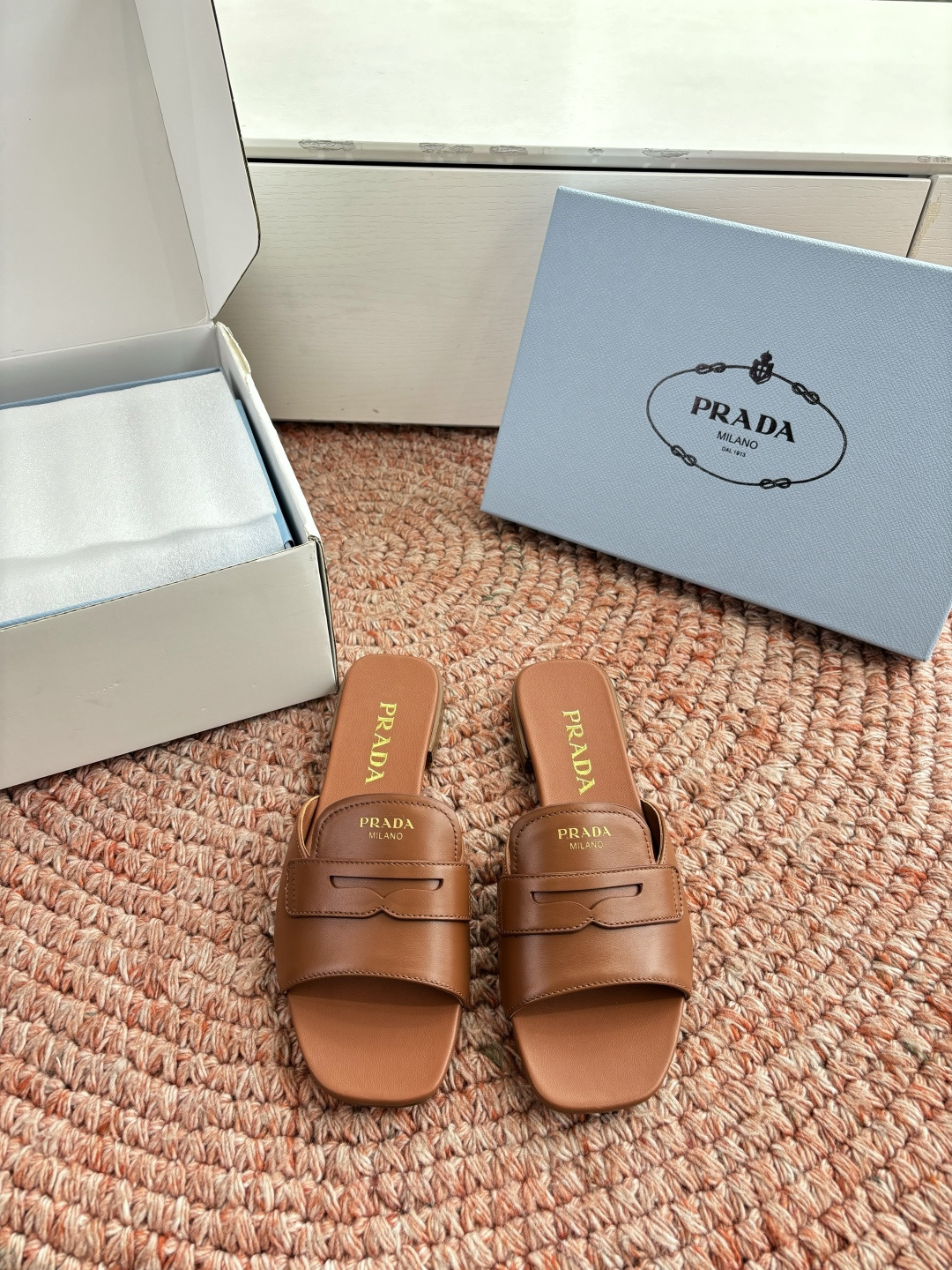 🌾G887prada普拉达2026最新春夏新款凉鞋拖鞋复古时髦鞋面，让整双鞋轻便舒适 鲜艳色彩 满足不同
