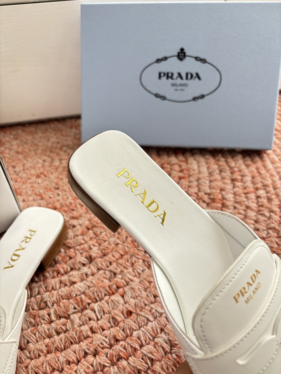 🌾G887prada普拉达2026最新春夏新款凉鞋拖鞋复古时髦鞋面，让整双鞋轻便舒适 鲜艳色彩 满足不同