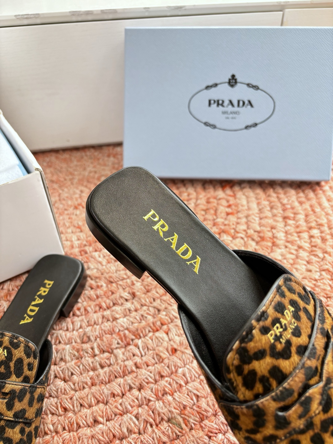 🌾G887prada普拉达2026最新春夏新款凉鞋拖鞋复古时髦鞋面，让整双鞋轻便舒适 鲜艳色彩 满足不同
