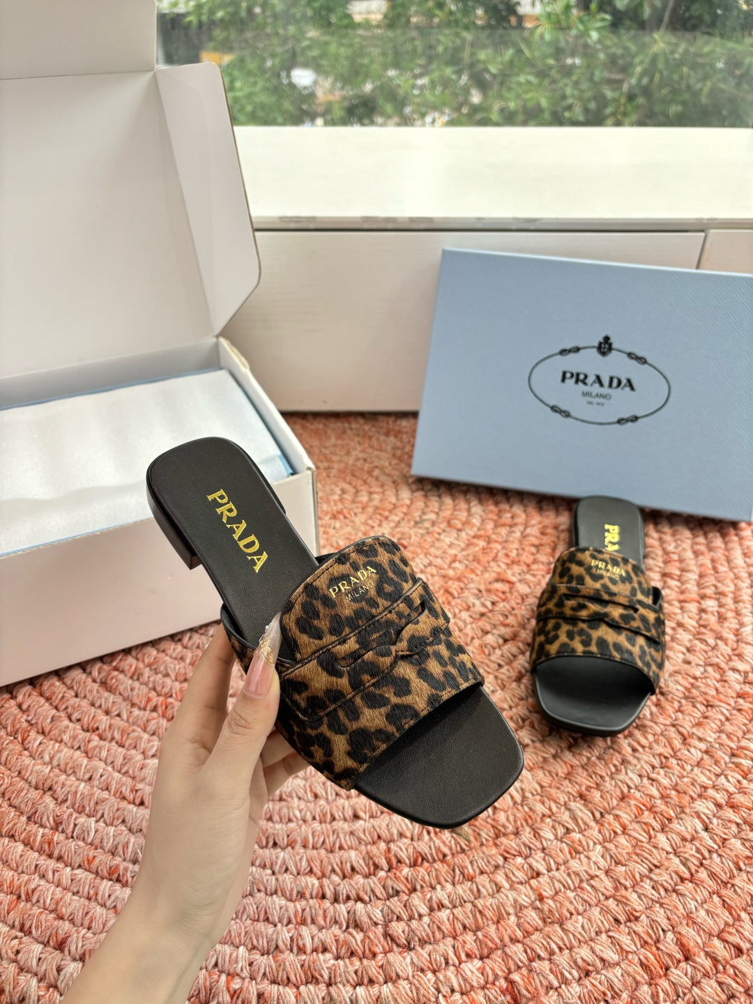 🌾G887prada普拉达2026最新春夏新款凉鞋拖鞋复古时髦鞋面，让整双鞋轻便舒适 鲜艳色彩 满足不同