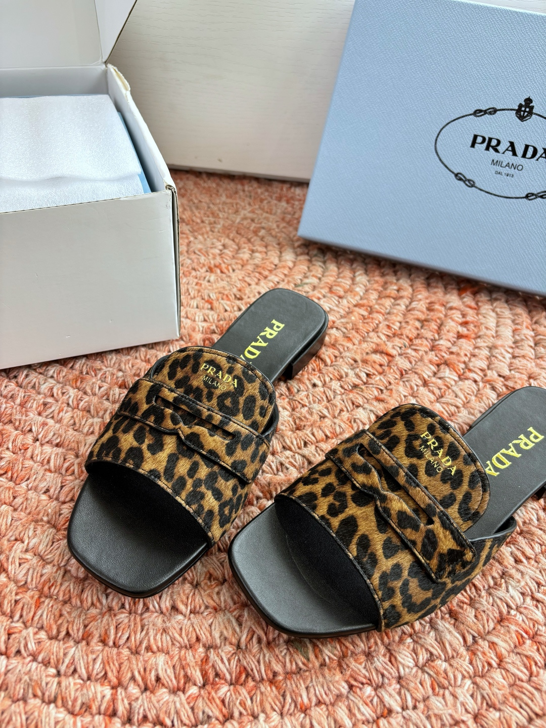 🌾G887prada普拉达2026最新春夏新款凉鞋拖鞋复古时髦鞋面，让整双鞋轻便舒适 鲜艳色彩 满足不同