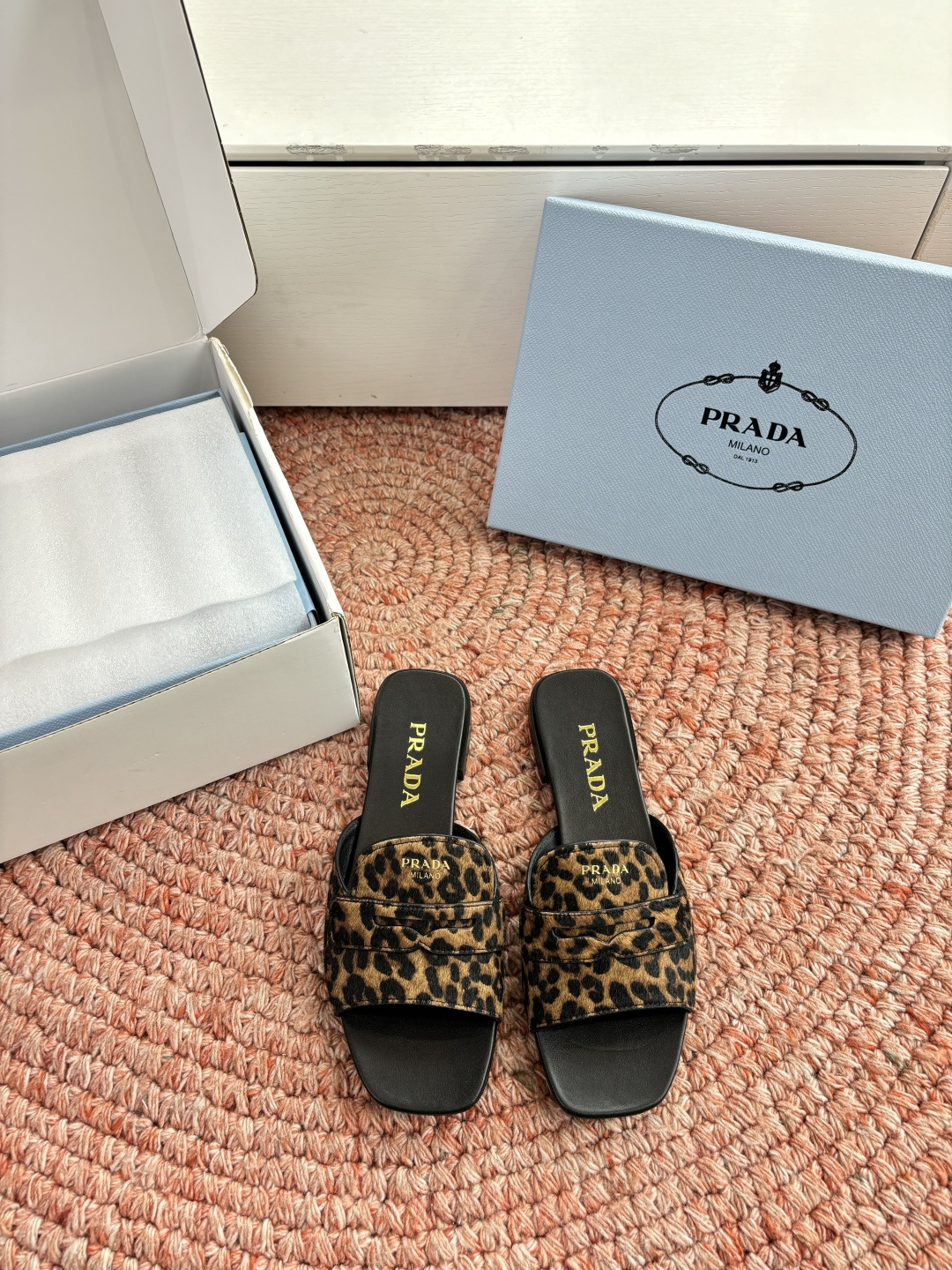 NO:789809,G887prada Prada's latest spring and summer 2026 new sandals and slippers are retro and fashionable uppers, making the whole pair of shoes light and comfortable. The bright colors satisfy a variety of choices for fashionable people with different styles!  The iconic metal triangle flip-flops are paired with the shape of ancient beach sandals. Every design element is fashionable!  Fabric imported cowhide, lining imported sheepskin lining, thick original leather sole, size 35-39 (40.41 customized, non-returnable, non-exchangeable), slippers, prada, prada, sandals, slippers, cowhide, sheepskin19860909G887prada普拉达2026最新春夏新款凉鞋拖鞋复古时髦鞋面,让整双鞋轻便舒适 鲜艳色彩 满足不同风格时髦人士的多种选择！标志性金属三角标夹脚拖鞋搭配古沙滩凉鞋造型,每一个设计元素都踩在时髦点上！ 面料进口牛皮 内里进口羊皮内里 底厚原版真皮鞋底 码数35-39（40.41定制不退不换）,拖鞋,prada,prada,sandals,slippers,cowhide,sheepskin,Women's Shoes