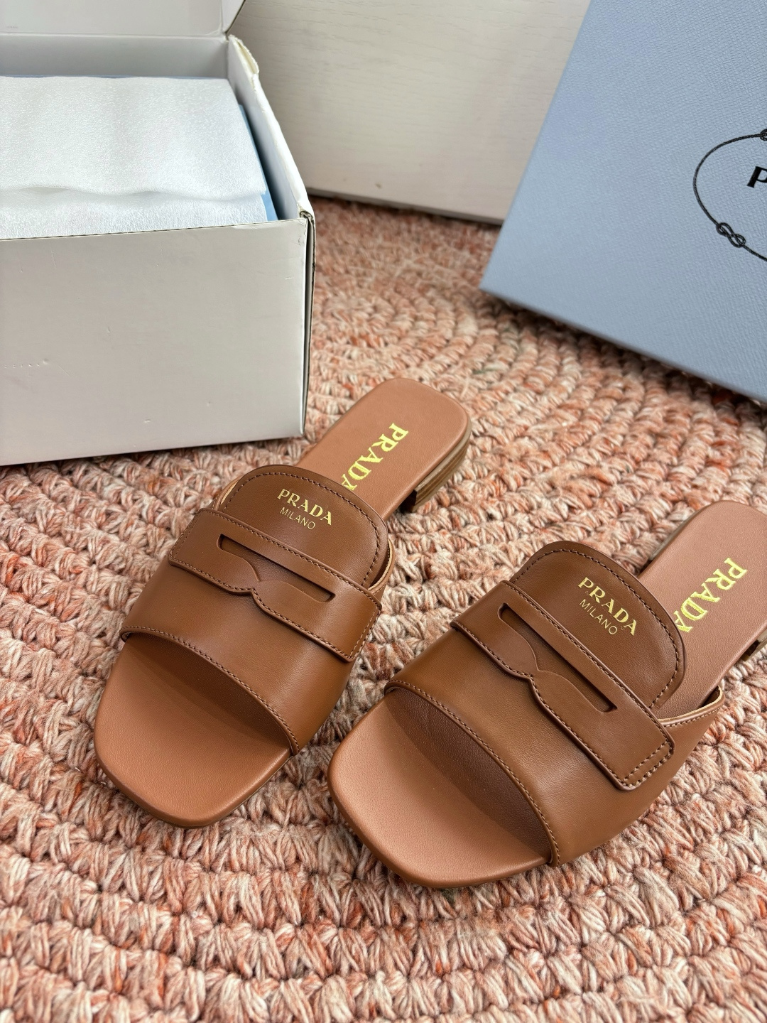 🌾G887prada普拉达2026最新春夏新款凉鞋拖鞋复古时髦鞋面，让整双鞋轻便舒适 鲜艳色彩 满足不同