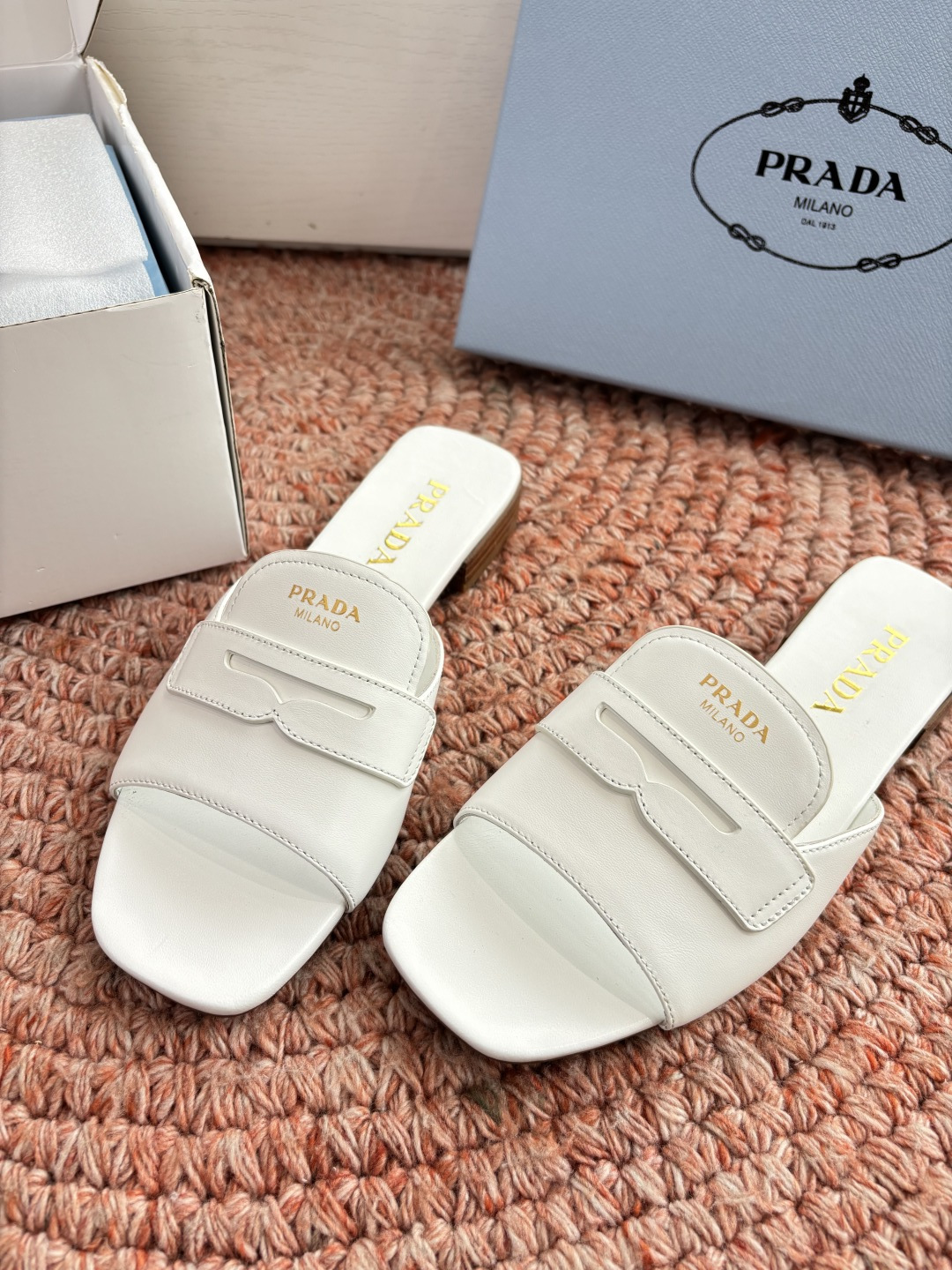 🌾G887prada普拉达2026最新春夏新款凉鞋拖鞋复古时髦鞋面，让整双鞋轻便舒适 鲜艳色彩 满足不同