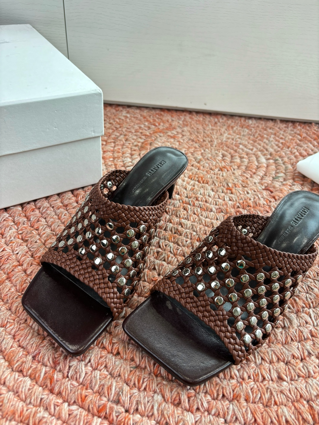 🌾G009新款khaite平底方头穆勒凉鞋拖鞋简单设计又高级，V字造型设计性感优雅气质，夏天搭配裙子 短