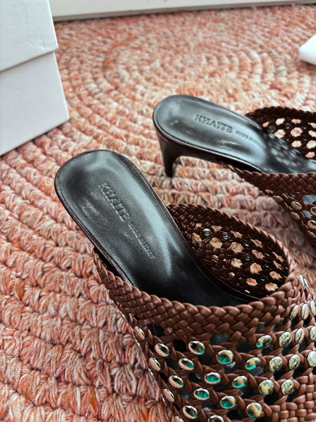 🌾G009新款khaite平底方头穆勒凉鞋拖鞋简单设计又高级，V字造型设计性感优雅气质，夏天搭配裙子 短