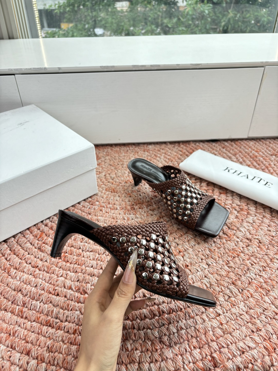 🌾G009新款khaite平底方头穆勒凉鞋拖鞋简单设计又高级，V字造型设计性感优雅气质，夏天搭配裙子 短