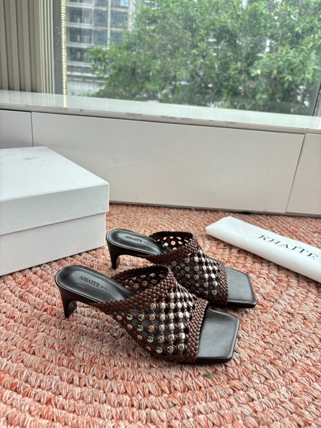 🌾G009新款khaite平底方头穆勒凉鞋拖鞋简单设计又高级，V字造型设计性感优雅气质，夏天搭配裙子 短