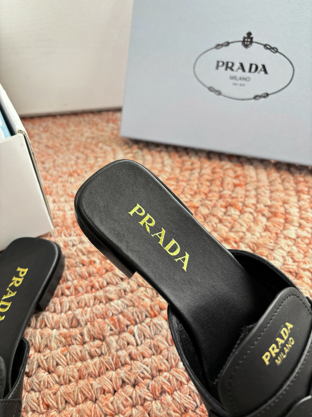 🌾G887prada普拉达2026最新春夏新款凉鞋拖鞋复古时髦鞋面，让整双鞋轻便舒适 鲜艳色彩 满足不同