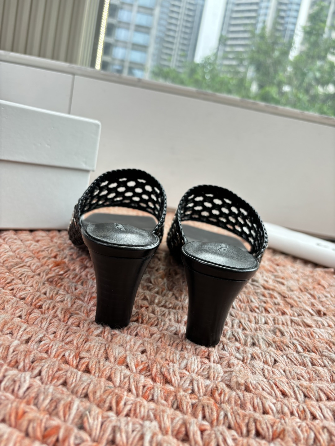 🌾G009新款khaite平底方头穆勒凉鞋拖鞋简单设计又高级，V字造型设计性感优雅气质，夏天搭配裙子 短