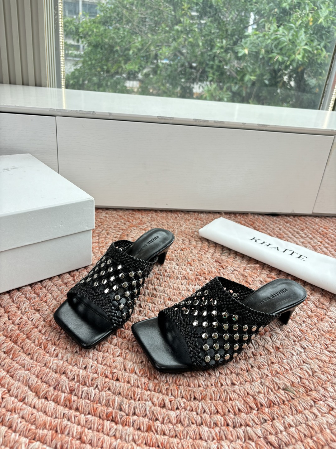 🌾G009新款khaite平底方头穆勒凉鞋拖鞋简单设计又高级，V字造型设计性感优雅气质，夏天搭配裙子 短