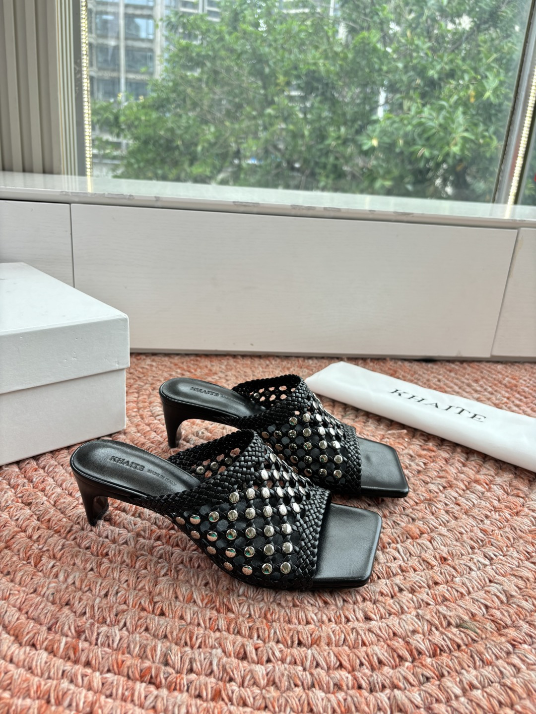 🌾G009新款khaite平底方头穆勒凉鞋拖鞋简单设计又高级，V字造型设计性感优雅气质，夏天搭配裙子 短