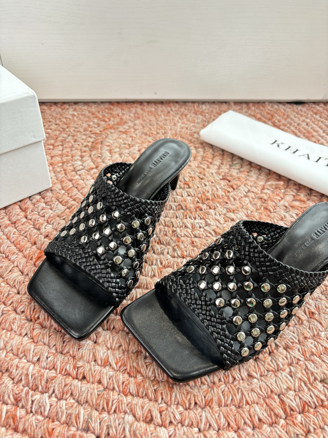 🌾G009新款khaite平底方头穆勒凉鞋拖鞋简单设计又高级，V字造型设计性感优雅气质，夏天搭配裙子 短