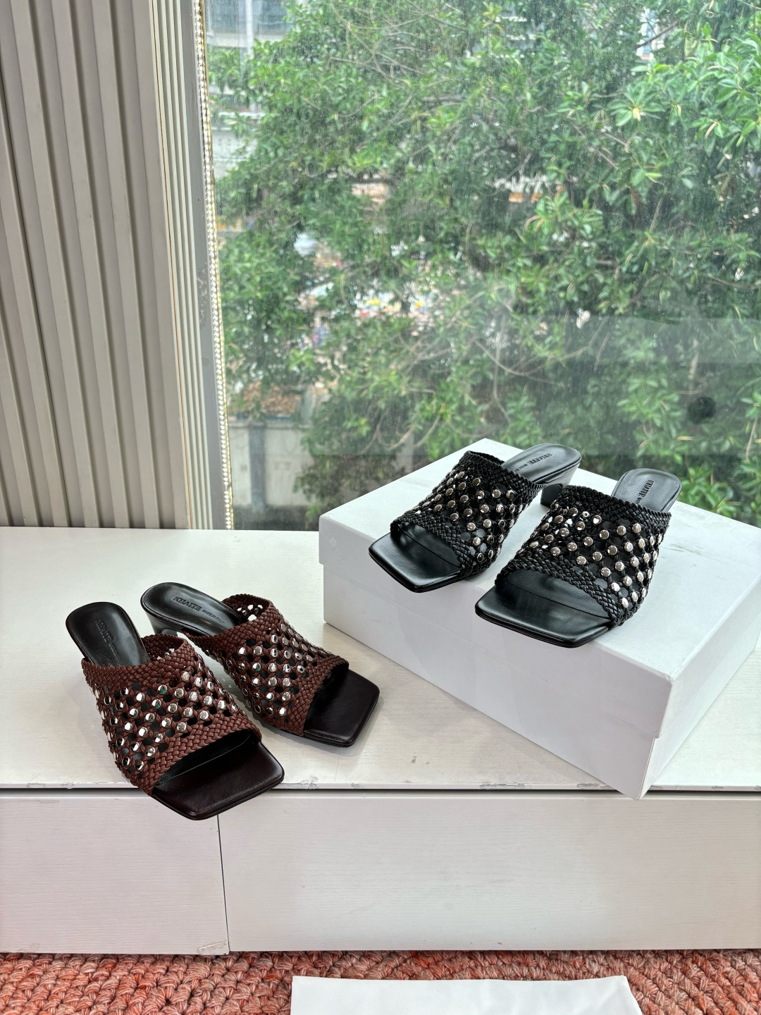 🌾G009新款khaite平底方头穆勒凉鞋拖鞋简单设计又高级，V字造型设计性感优雅气质，夏天搭配裙子 短