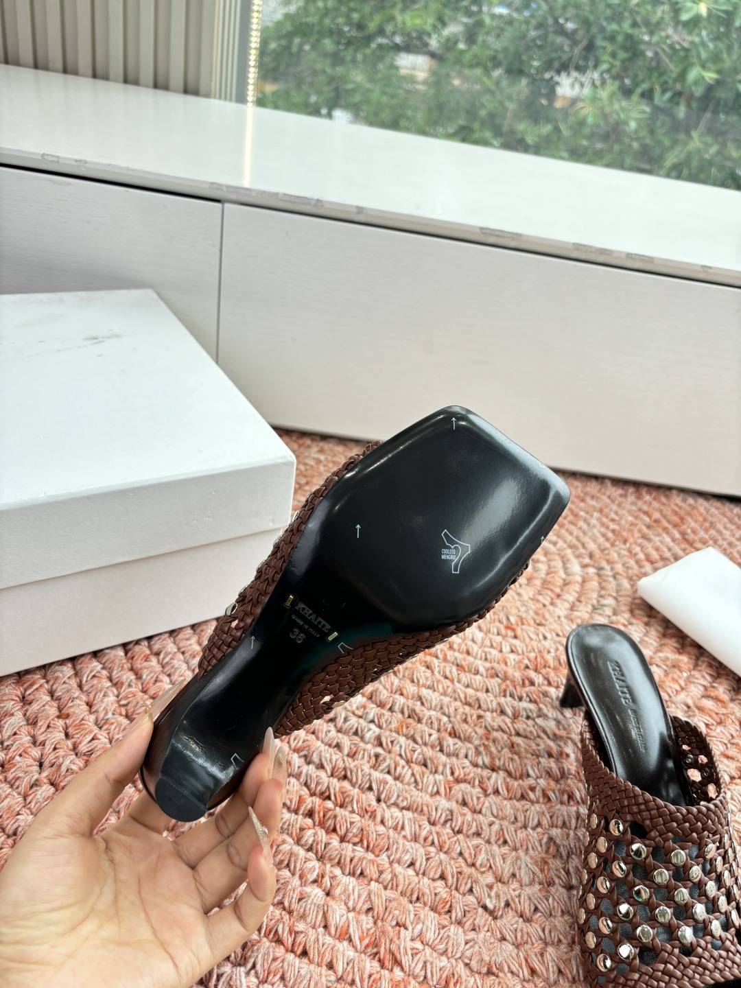 🌾G009新款khaite平底方头穆勒凉鞋拖鞋简单设计又高级，V字造型设计性感优雅气质，夏天搭配裙子 短