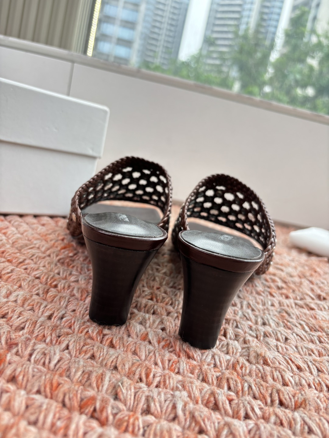 🌾G009新款khaite平底方头穆勒凉鞋拖鞋简单设计又高级，V字造型设计性感优雅气质，夏天搭配裙子 短