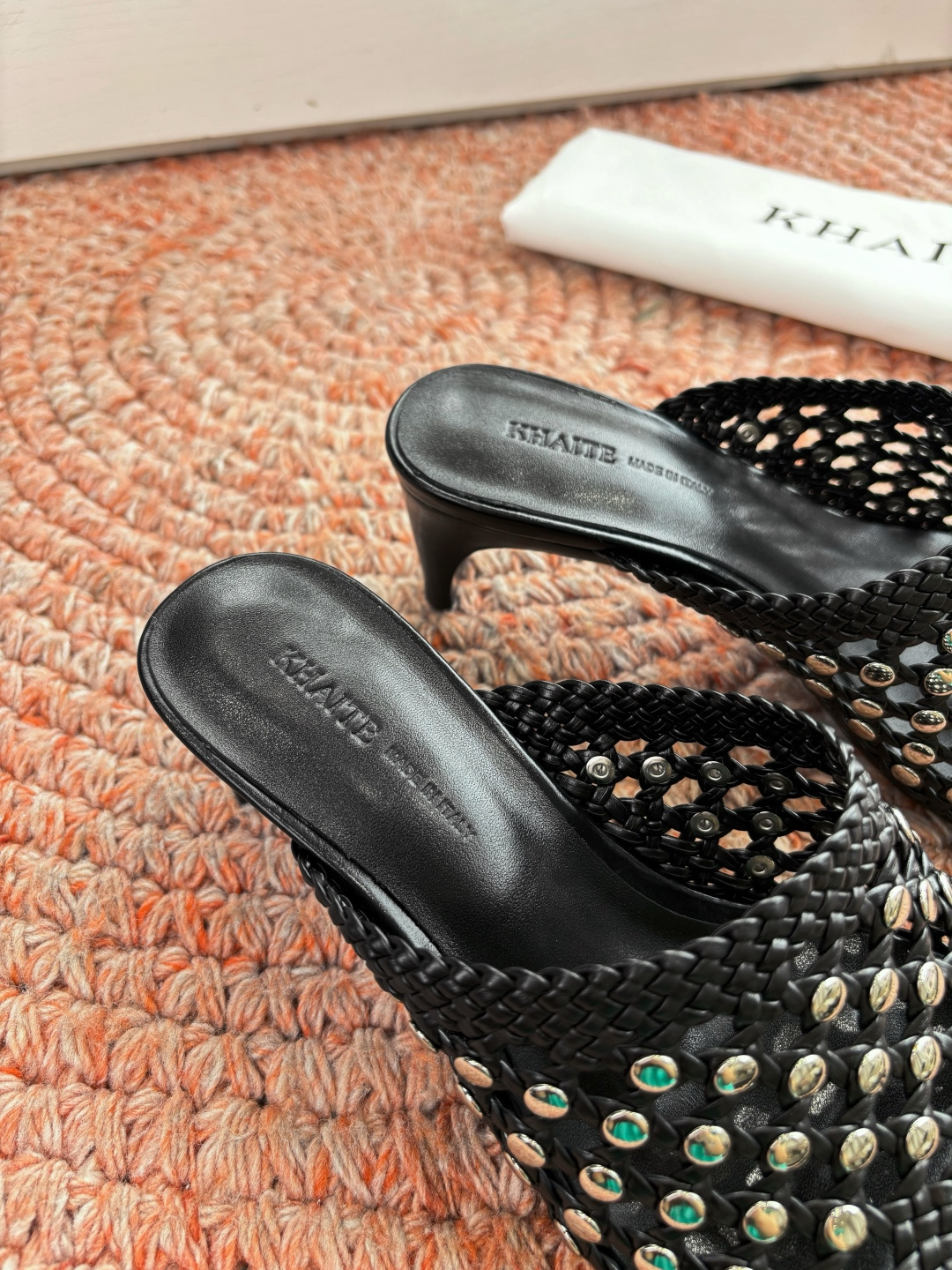 🌾G009新款khaite平底方头穆勒凉鞋拖鞋简单设计又高级，V字造型设计性感优雅气质，夏天搭配裙子 短