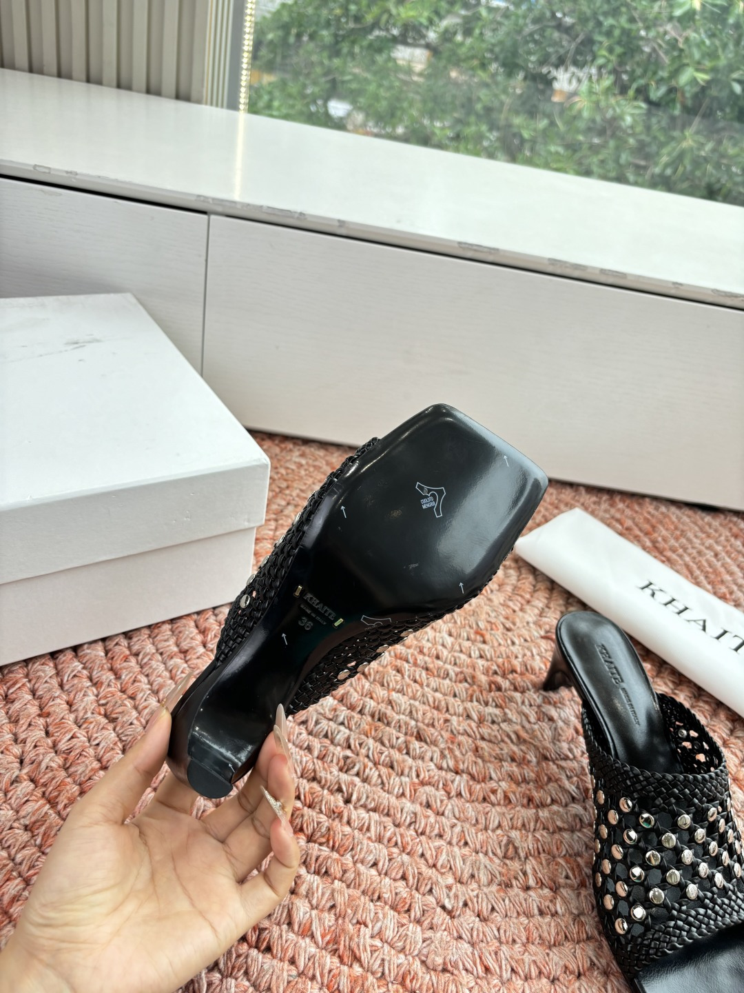 🌾G009新款khaite平底方头穆勒凉鞋拖鞋简单设计又高级，V字造型设计性感优雅气质，夏天搭配裙子 短