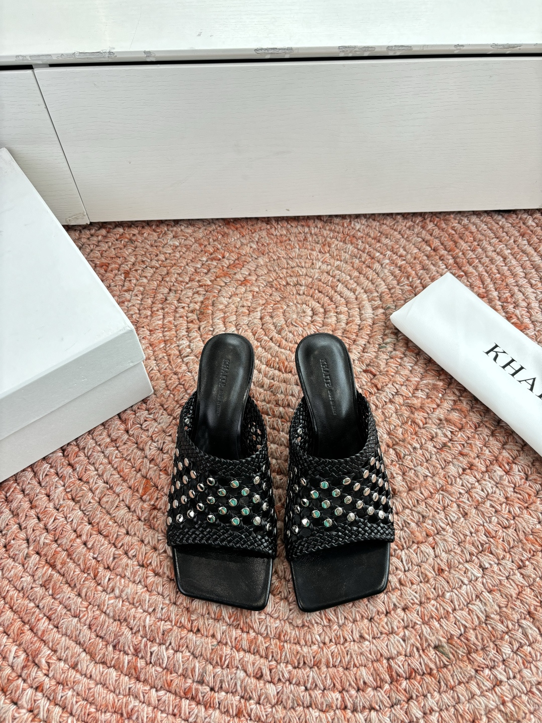 NO:789803,G009 new khaite flat square toe Mule sandals and slippers, simple design and high-end, V-shaped design with sexy and elegant temperament, suitable for summer matching with skirts and shorts, which can show elegant charm in daily life or party activities. The upper material is counter-woven willow. The lining is imported sheepskin. The sole is Italian genuine leather. The size is 35-40 (40 non-refundable), high-heeled shoes and slippers, sandals, high  heels,slippers,skirts,shorts,sheepskin,Leather soles19860909G009新款khaite平底方头穆勒凉鞋拖鞋 简单设计又高级,V字造型设计性感优雅气质,夏天搭配裙子 短裤都是很OK,日常或者派对活动都能展现优雅的魅力气质 鞋面材质对版编织柳丁 内里进口羊皮 鞋底意大利真皮大底 码数35 -40 (40不退换),高跟鞋拖鞋,sandals,high heels,slippers,skirts,shorts,sheepskin,Leather soles,Women's Shoes