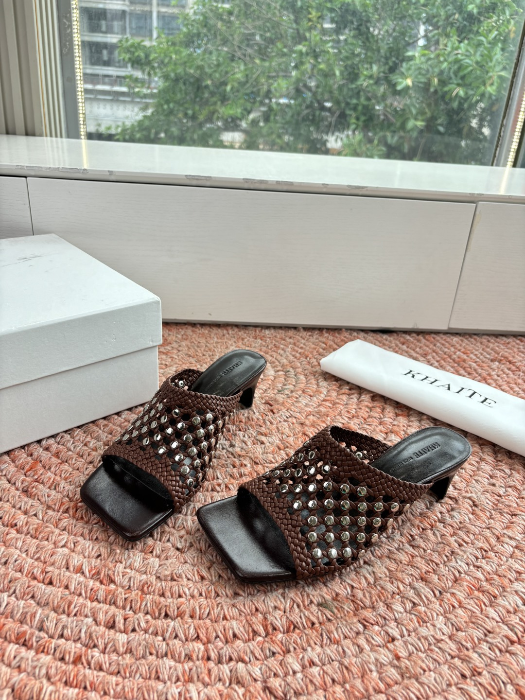 🌾G009新款khaite平底方头穆勒凉鞋拖鞋简单设计又高级，V字造型设计性感优雅气质，夏天搭配裙子 短