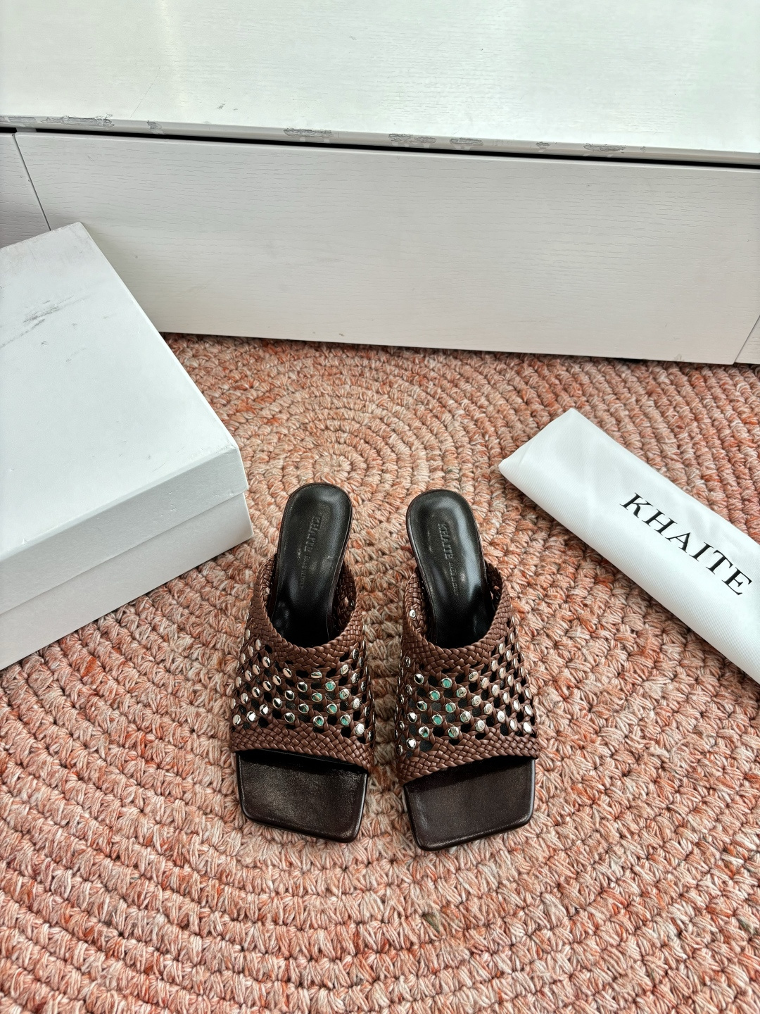 🌾G009新款khaite平底方头穆勒凉鞋拖鞋简单设计又高级，V字造型设计性感优雅气质，夏天搭配裙子 短