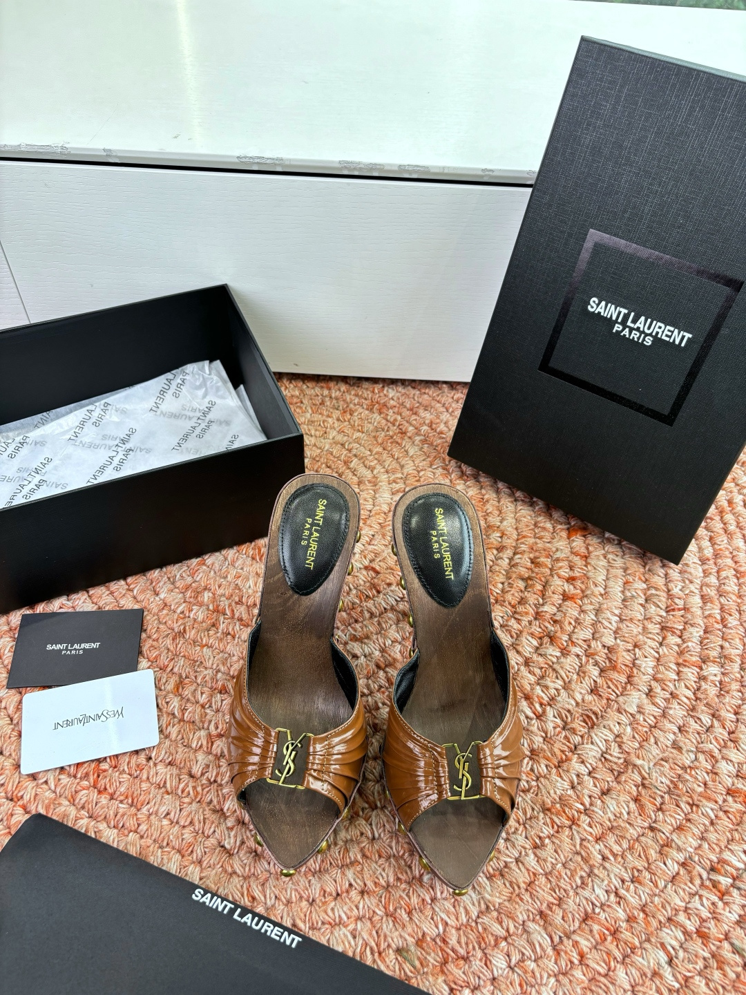 NO:789806,G288 top quality Saint Laurent/Yves Saint Laurent LeeYSL sister's beauty is another Saint Laurent in the world. Rose's high-heeled shoes of the same style are very good at modifying the foot shape, and the luxurious metal chain. In recent years, SLP has become more and more understanding of women in high-heeled shoes and has moved away from the embarrassing design impression of ysl beautiful sandals and slippers. The upper is genuine leather. The sole is pure handmade wooden heel. Size 35-42 (40-42 customization is non-returnable and non-exchangeable), high-heeled shoes and slippers, loro  piana,saint laurent,saint laurent,saint laurent,sandals,high heels,slippers19860909G288顶级品质Saint Laurent / 圣罗兰LeeYSL姐姐的美丽尤物又是人间圣罗兰 Rose同款的高跟鞋化很好修饰脚型,奢华金属链 这几年SLP是在高跟鞋越来越懂女人了朝摒奔了款的尴尬设计印象ysl绝美凉鞋拖鞋 鞋面真皮 鞋底纯手工木跟木底 尺码35-42(40-42定制不退不换),高跟鞋拖鞋,loro piana,saint laurent,saint laurent,saint laurent,sandals,high heels,slippers,Women's Shoes