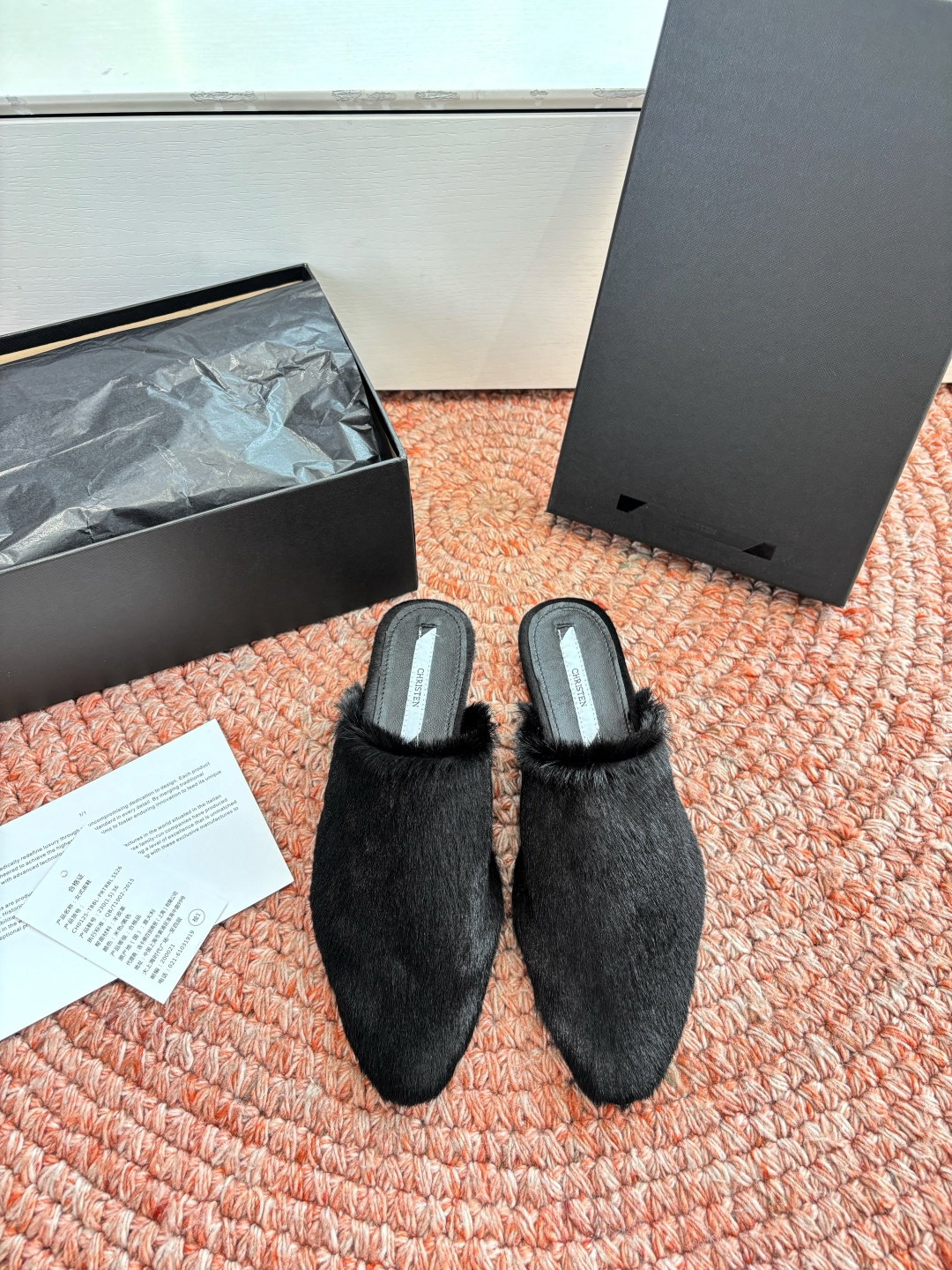 🌾G261顶级Chirsten26春夏超现代主义胎毛尖头系列单鞋后空拖鞋！这款现代风格凉鞋醒目吸睛，微风