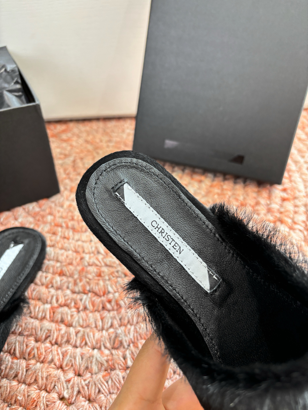 🌾G261顶级Chirsten26春夏超现代主义胎毛尖头系列单鞋后空拖鞋！这款现代风格凉鞋醒目吸睛，微风