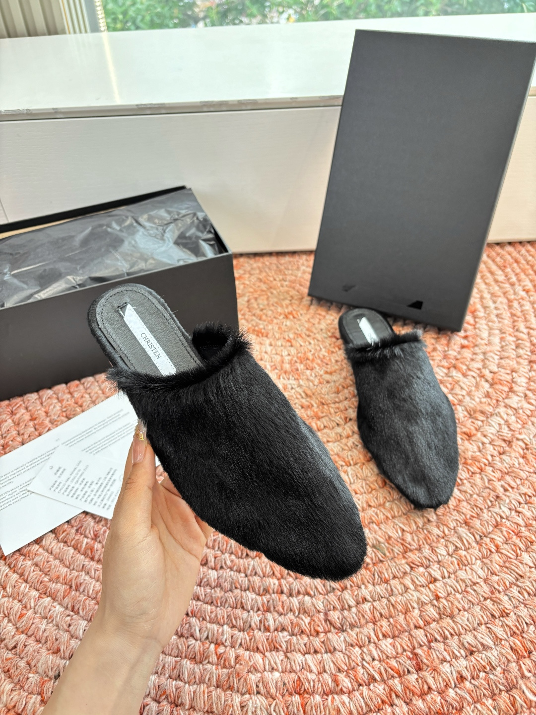 🌾G261顶级Chirsten26春夏超现代主义胎毛尖头系列单鞋后空拖鞋！这款现代风格凉鞋醒目吸睛，微风