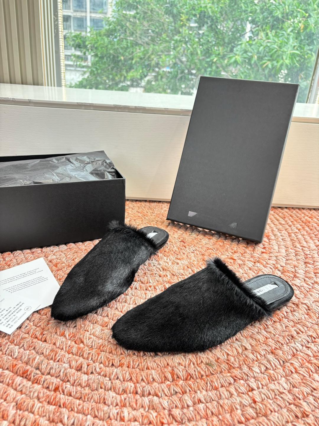 🌾G261顶级Chirsten26春夏超现代主义胎毛尖头系列单鞋后空拖鞋！这款现代风格凉鞋醒目吸睛，微风