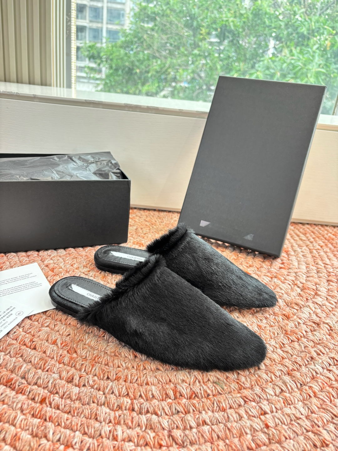 🌾G261顶级Chirsten26春夏超现代主义胎毛尖头系列单鞋后空拖鞋！这款现代风格凉鞋醒目吸睛，微风