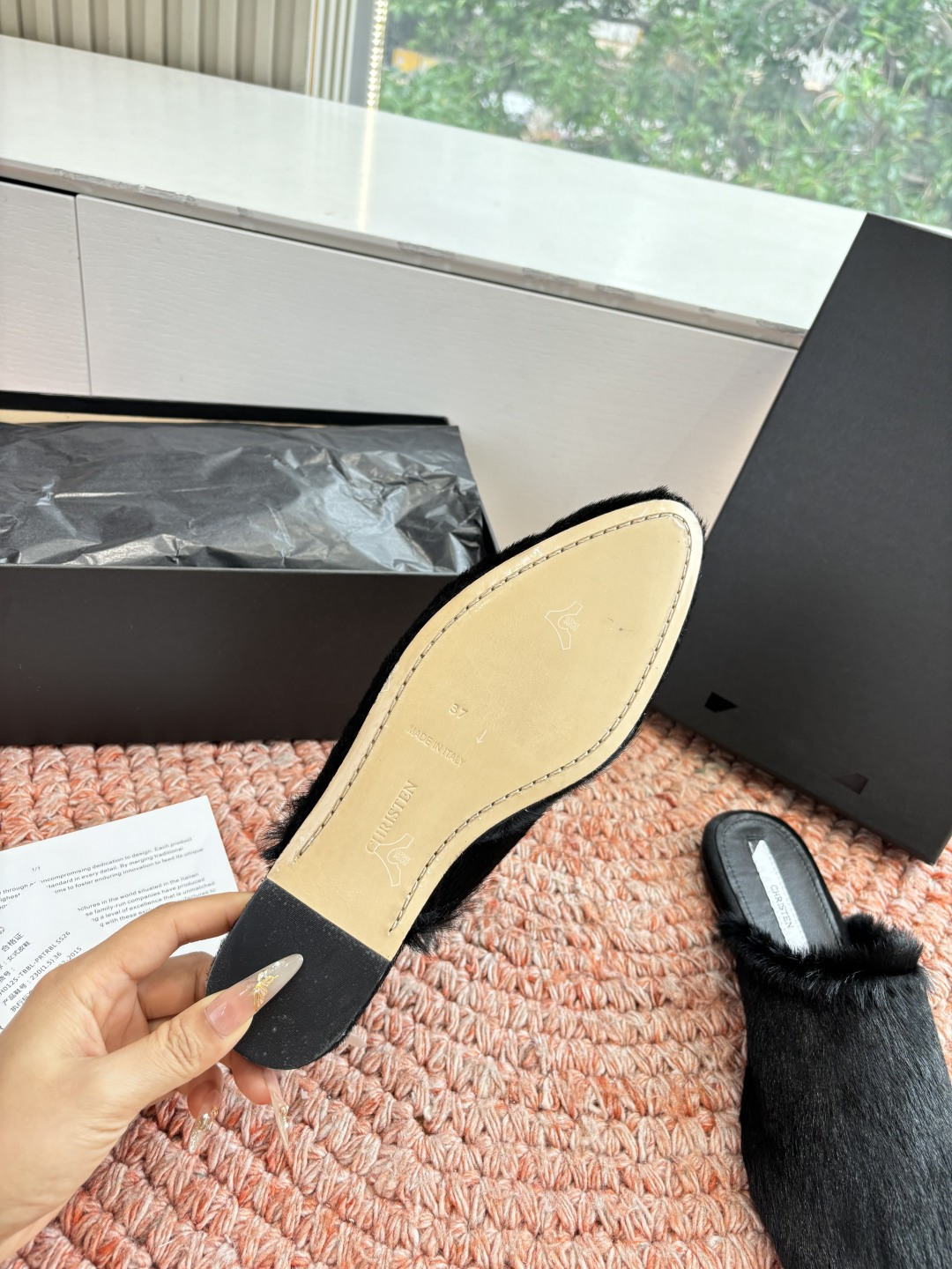 🌾G261顶级Chirsten26春夏超现代主义胎毛尖头系列单鞋后空拖鞋！这款现代风格凉鞋醒目吸睛，微风