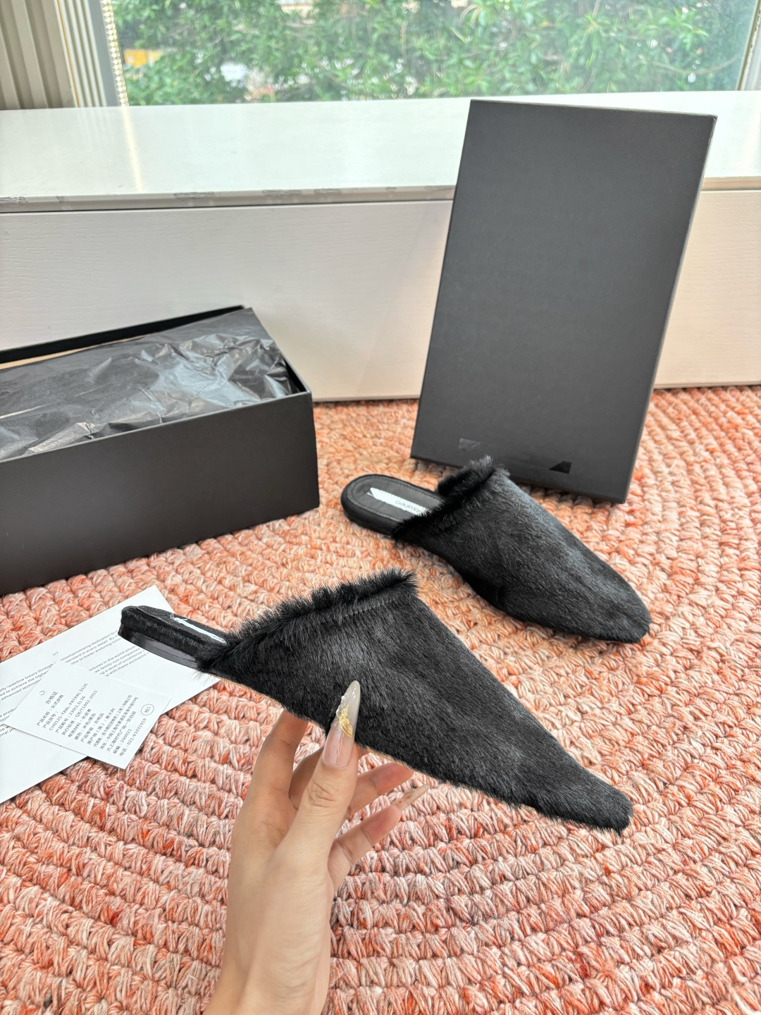 🌾G261顶级Chirsten26春夏超现代主义胎毛尖头系列单鞋后空拖鞋！这款现代风格凉鞋醒目吸睛，微风