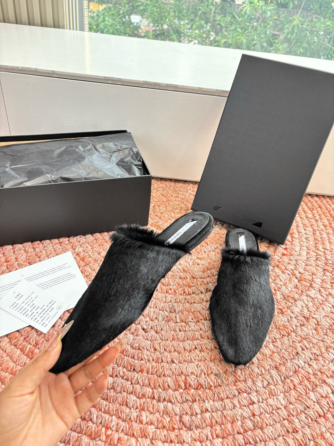 🌾G261顶级Chirsten26春夏超现代主义胎毛尖头系列单鞋后空拖鞋！这款现代风格凉鞋醒目吸睛，微风