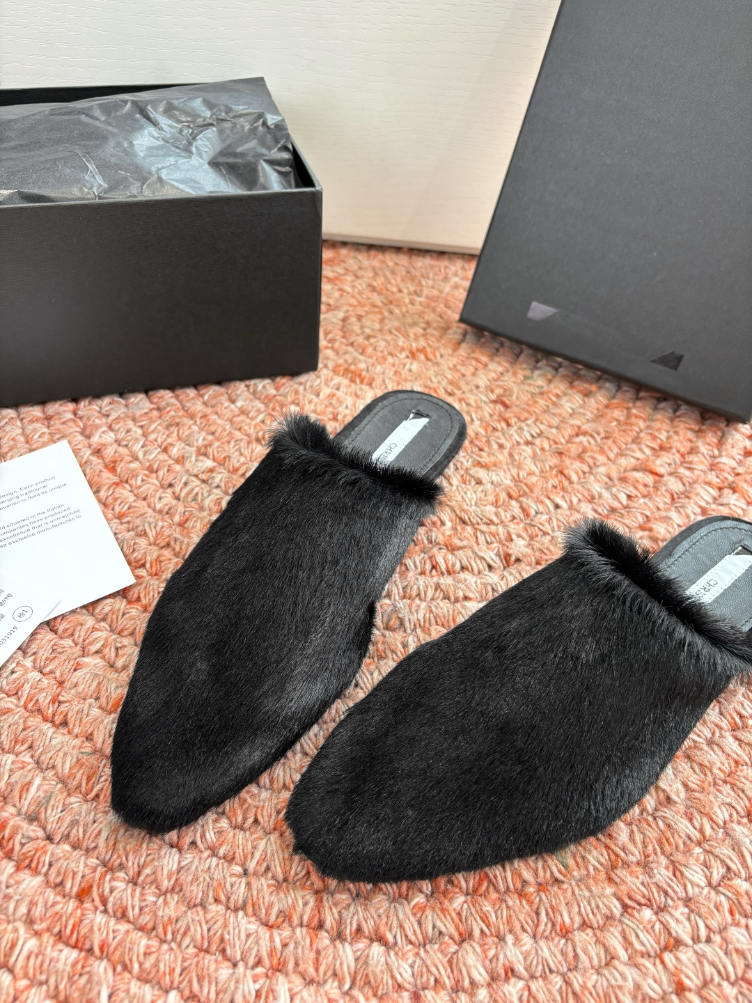 🌾G261顶级Chirsten26春夏超现代主义胎毛尖头系列单鞋后空拖鞋！这款现代风格凉鞋醒目吸睛，微风