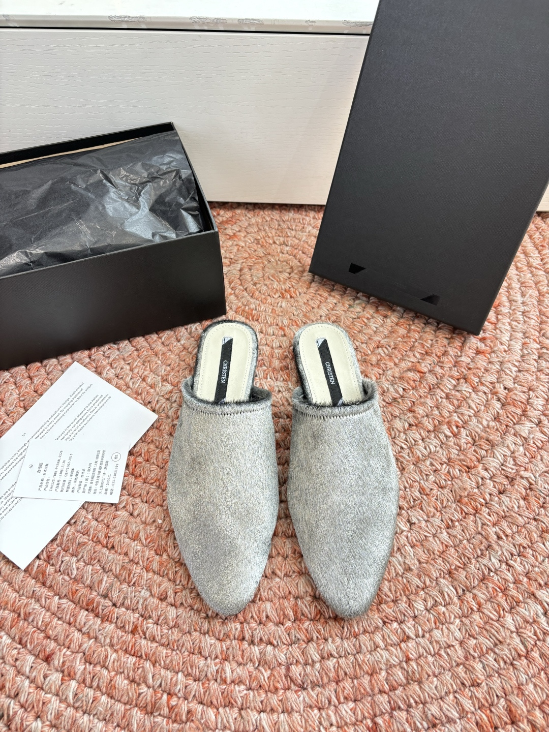 🌾G261顶级Chirsten26春夏超现代主义胎毛尖头系列单鞋后空拖鞋！这款现代风格凉鞋醒目吸睛，微风