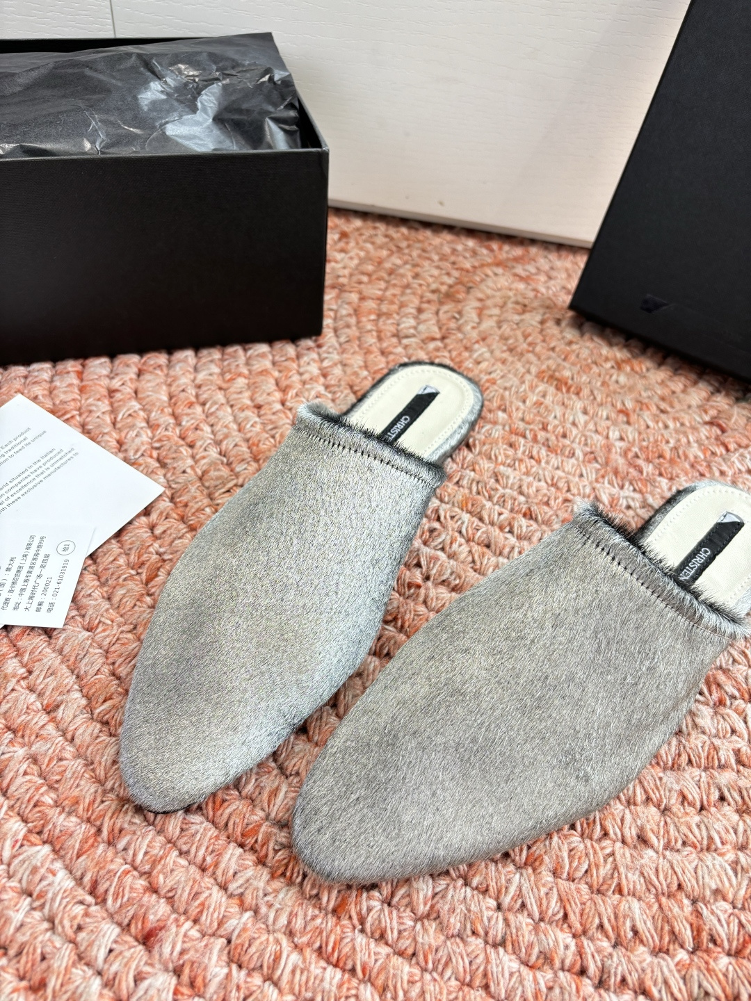 🌾G261顶级Chirsten26春夏超现代主义胎毛尖头系列单鞋后空拖鞋！这款现代风格凉鞋醒目吸睛，微风