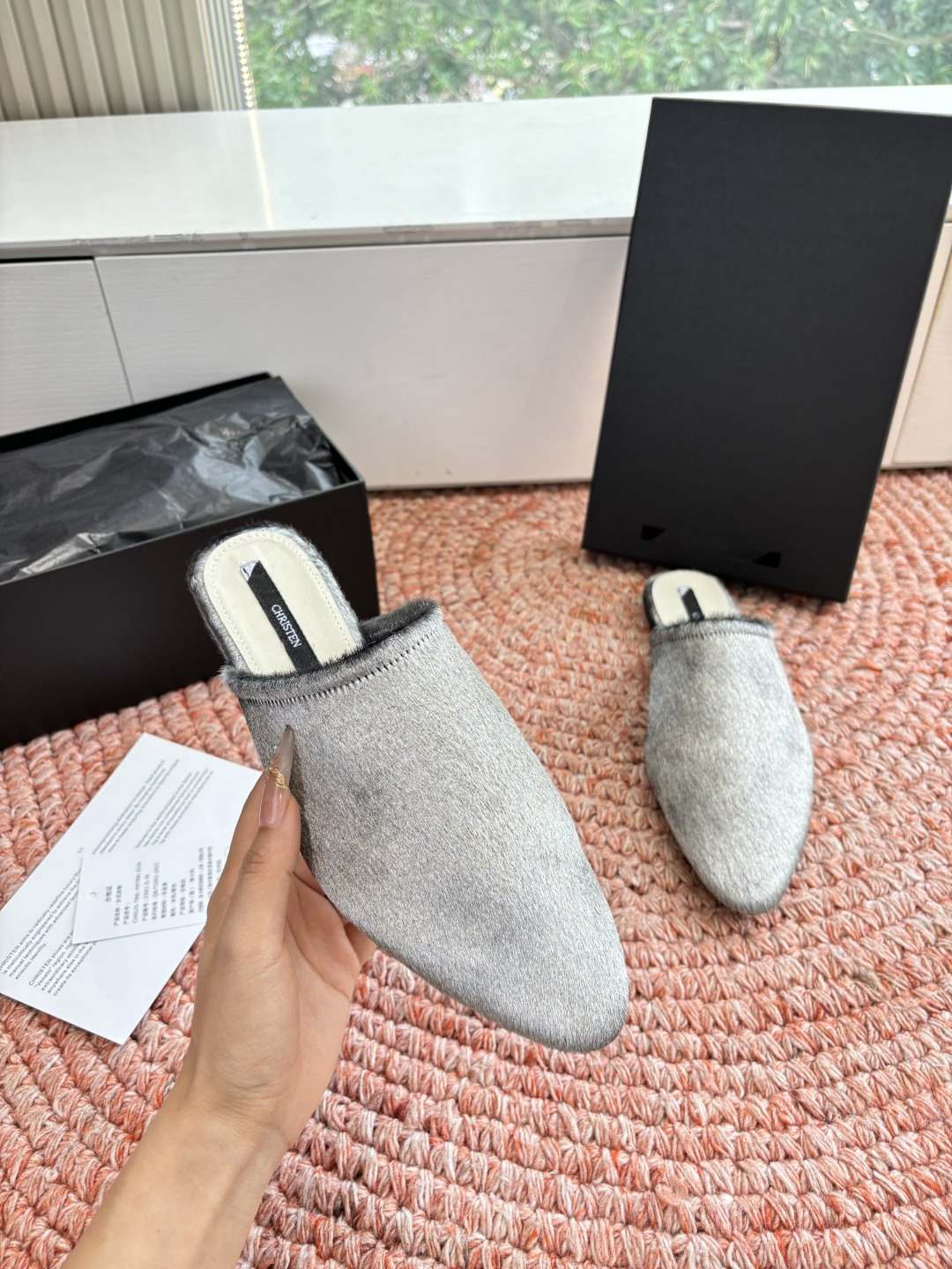 🌾G261顶级Chirsten26春夏超现代主义胎毛尖头系列单鞋后空拖鞋！这款现代风格凉鞋醒目吸睛，微风