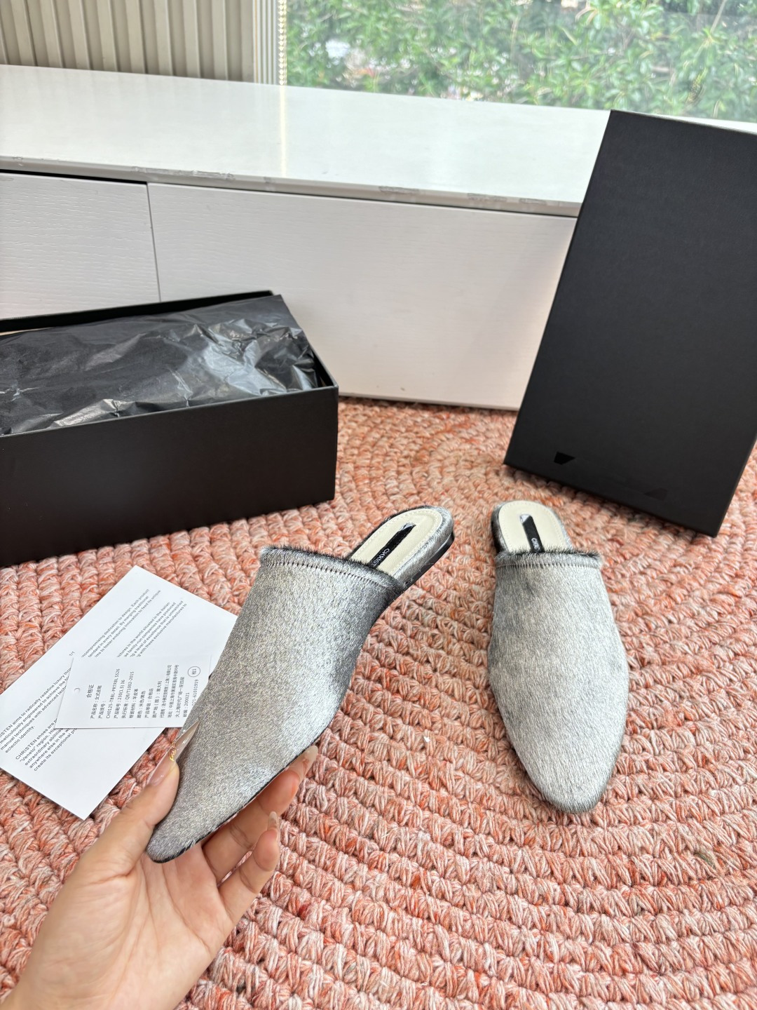 🌾G261顶级Chirsten26春夏超现代主义胎毛尖头系列单鞋后空拖鞋！这款现代风格凉鞋醒目吸睛，微风