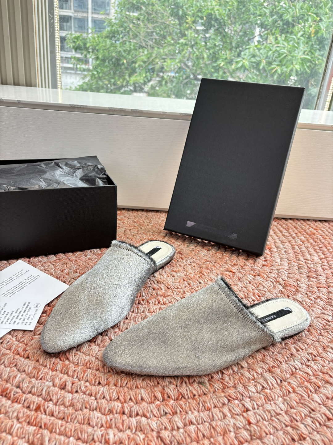 🌾G261顶级Chirsten26春夏超现代主义胎毛尖头系列单鞋后空拖鞋！这款现代风格凉鞋醒目吸睛，微风