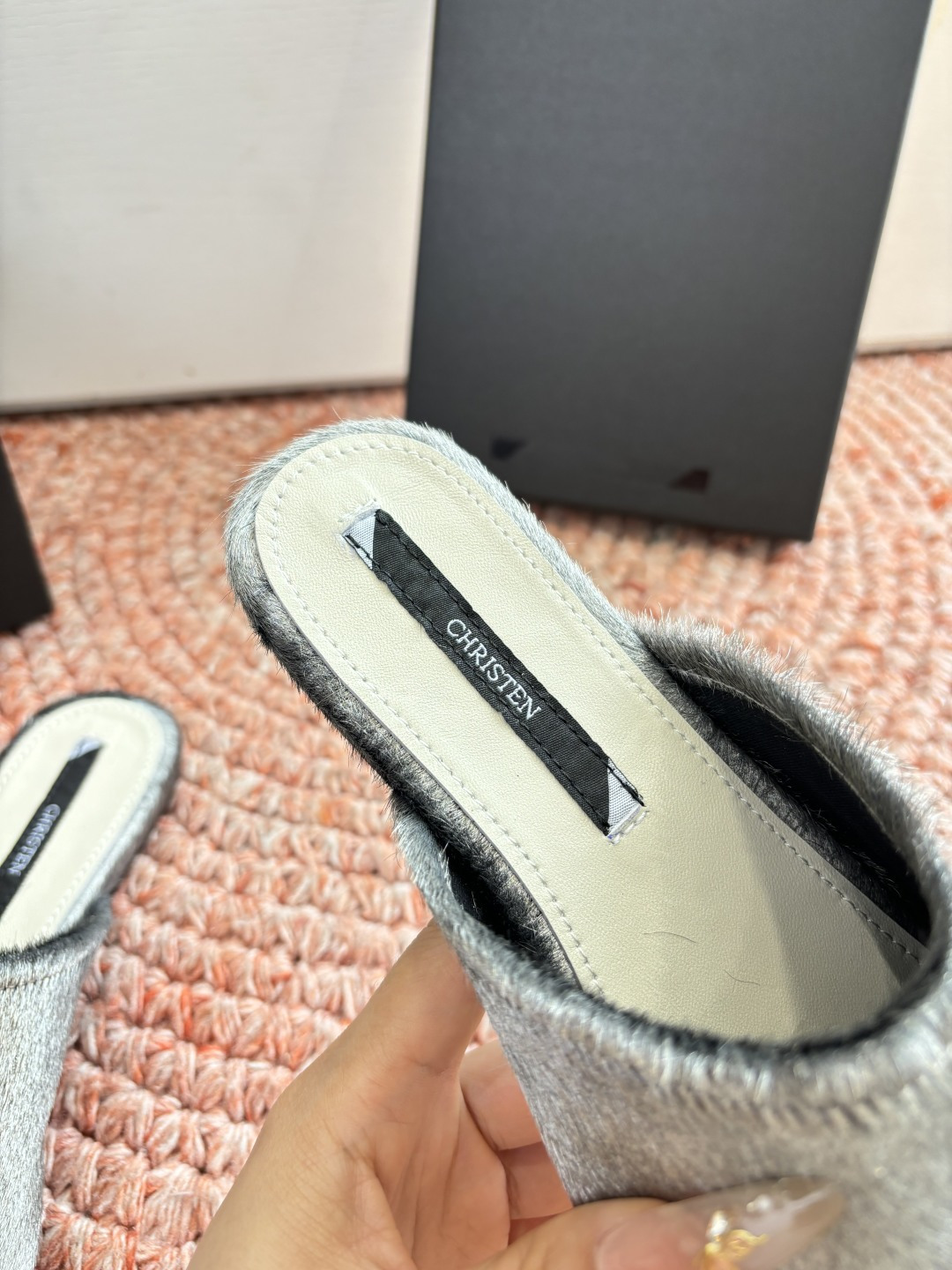 🌾G261顶级Chirsten26春夏超现代主义胎毛尖头系列单鞋后空拖鞋！这款现代风格凉鞋醒目吸睛，微风