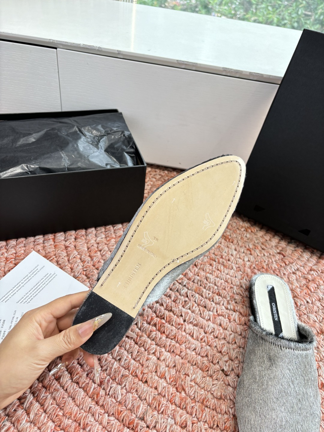 🌾G261顶级Chirsten26春夏超现代主义胎毛尖头系列单鞋后空拖鞋！这款现代风格凉鞋醒目吸睛，微风