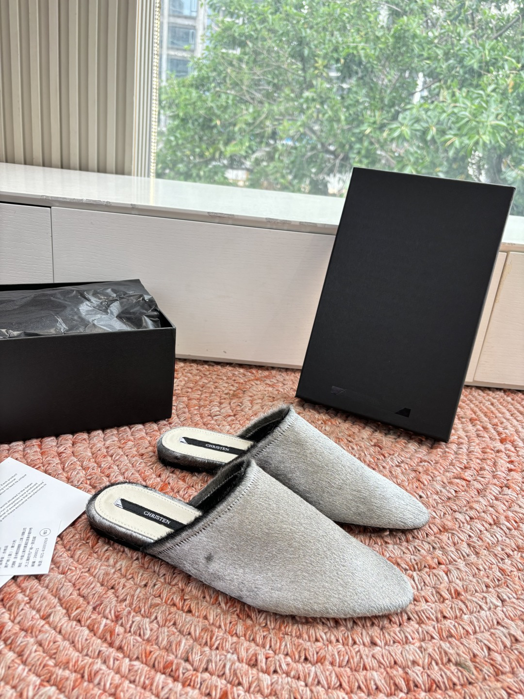 🌾G261顶级Chirsten26春夏超现代主义胎毛尖头系列单鞋后空拖鞋！这款现代风格凉鞋醒目吸睛，微风