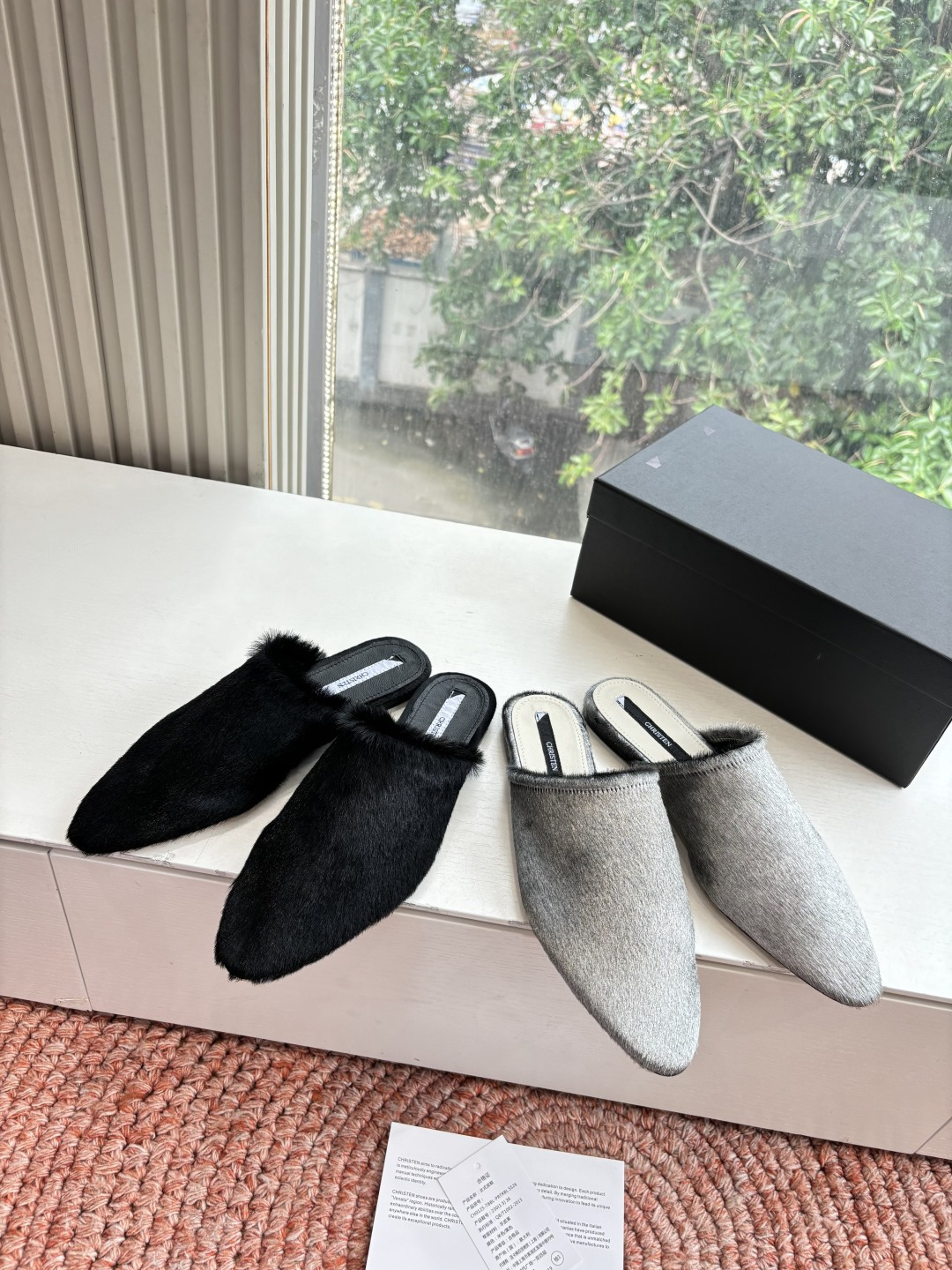 🌾G261顶级Chirsten26春夏超现代主义胎毛尖头系列单鞋后空拖鞋！这款现代风格凉鞋醒目吸睛，微风