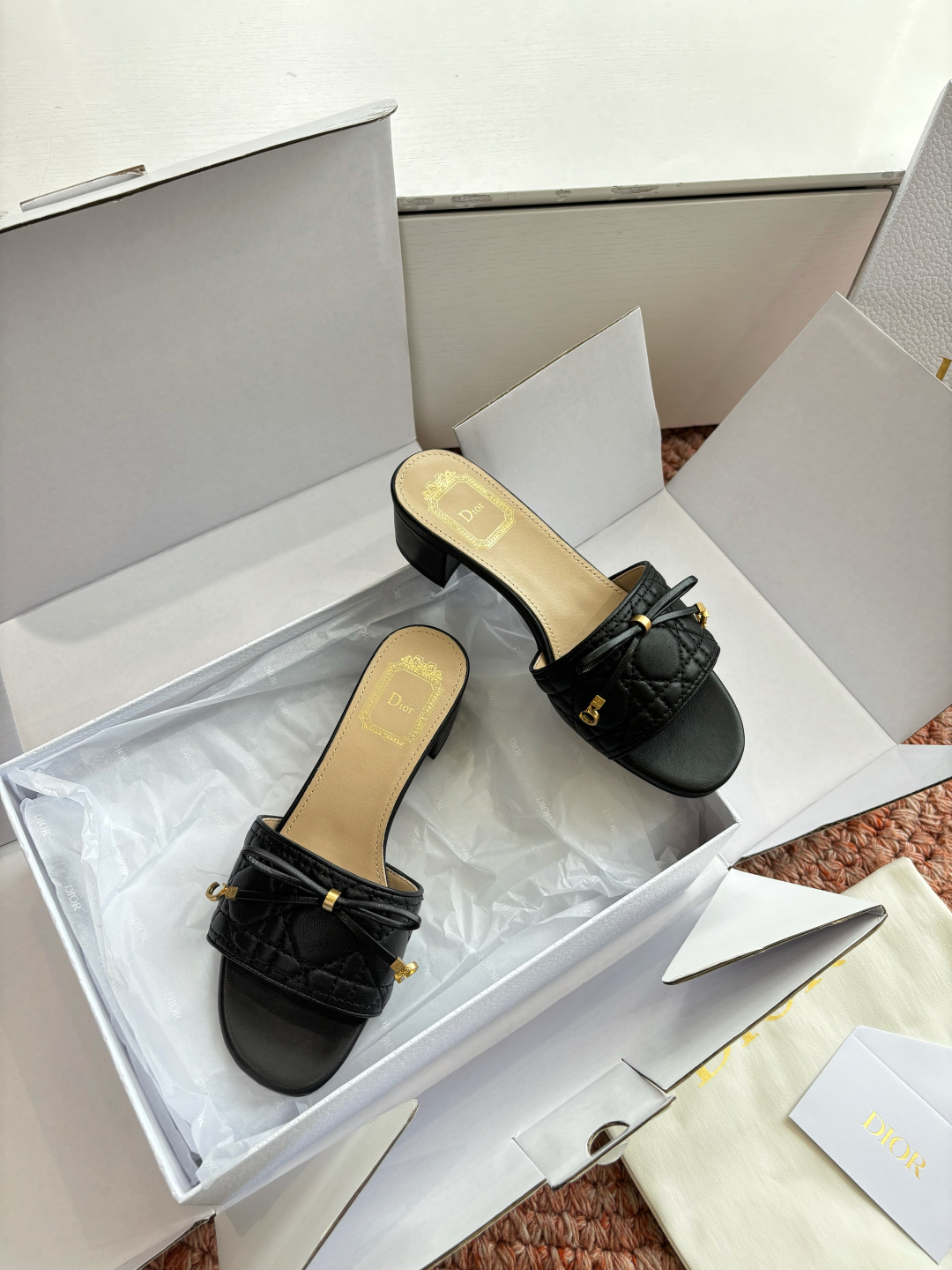 🌾G269所见即所得Dior迪奥2026春夏新款圆头平底凉鞋蝴蝶结装饰彰显品牌标志⚡满满的女人味，又优雅