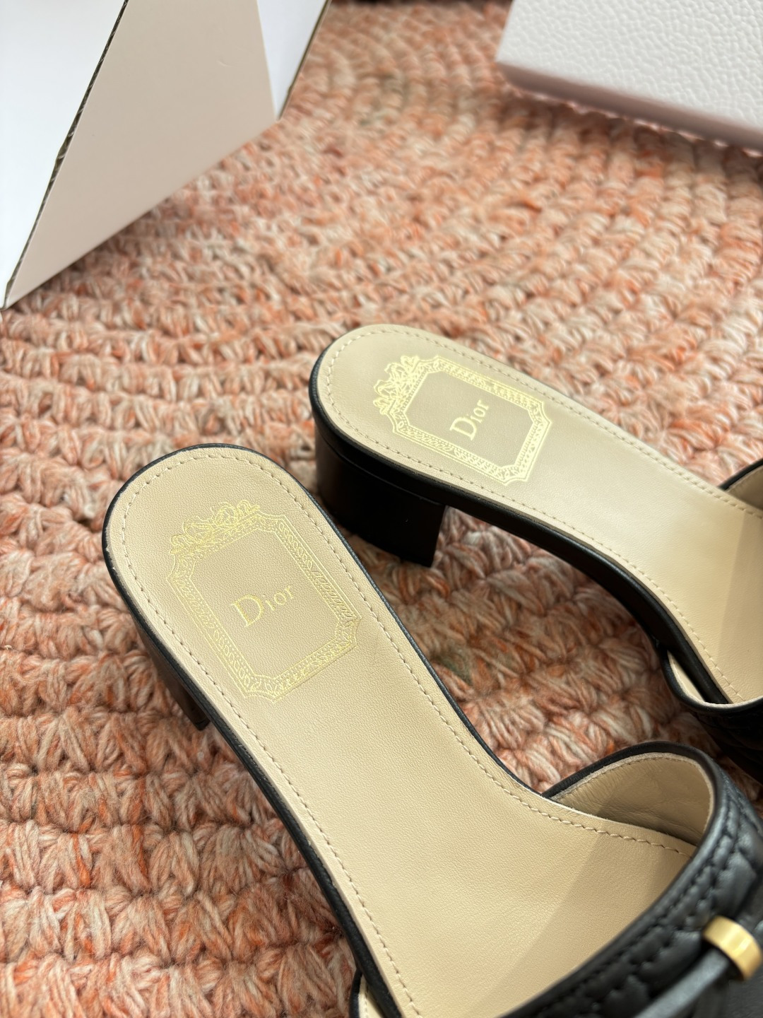 🌾G269所见即所得Dior迪奥2026春夏新款圆头平底凉鞋蝴蝶结装饰彰显品牌标志⚡满满的女人味，又优雅