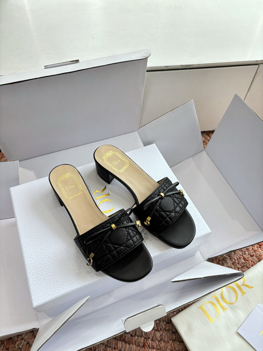 🌾G269所见即所得Dior迪奥2026春夏新款圆头平底凉鞋蝴蝶结装饰彰显品牌标志⚡满满的女人味，又优雅