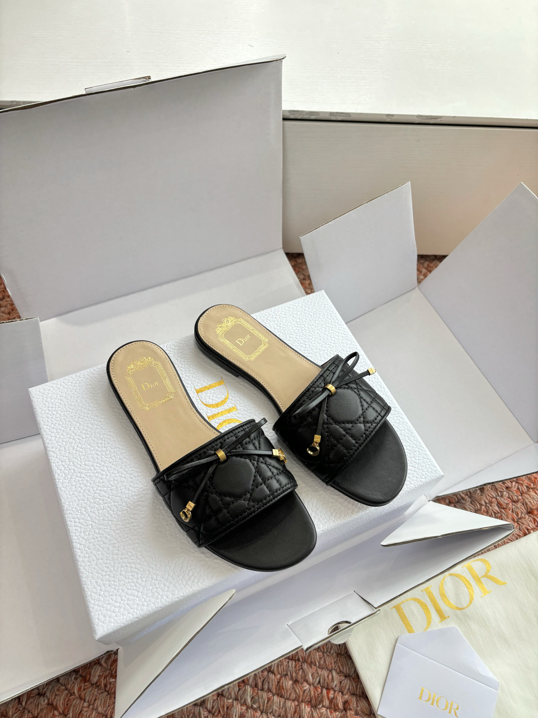 🌾G269所见即所得Dior迪奥2026春夏新款圆头平底凉鞋蝴蝶结装饰彰显品牌标志⚡满满的女人味，又优雅