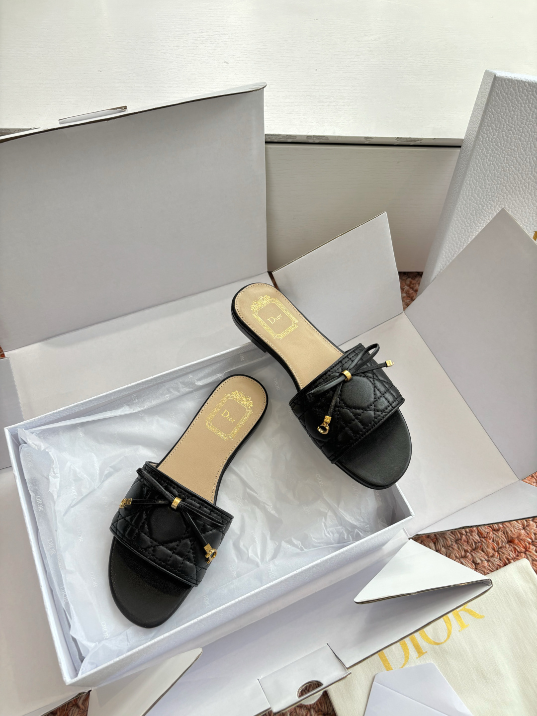 🌾G269所见即所得Dior迪奥2026春夏新款圆头平底凉鞋蝴蝶结装饰彰显品牌标志⚡满满的女人味，又优雅
