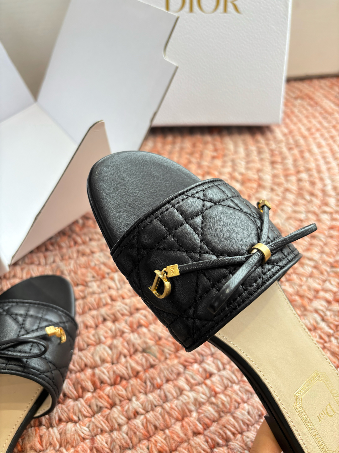 🌾G269所见即所得Dior迪奥2026春夏新款圆头平底凉鞋蝴蝶结装饰彰显品牌标志⚡满满的女人味，又优雅